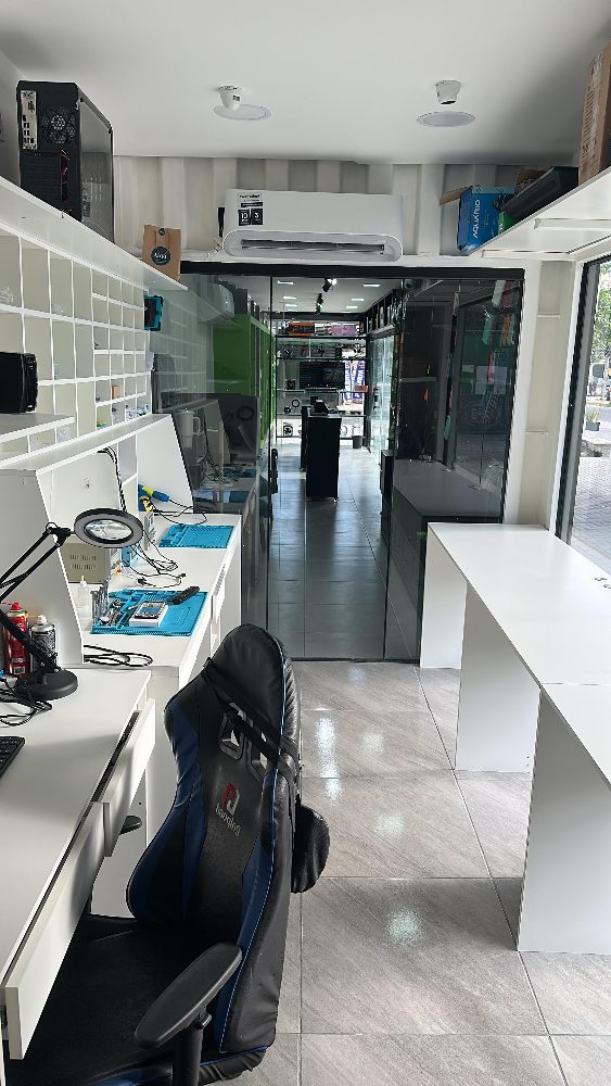 Bancada profissional com ferramentas de precisão