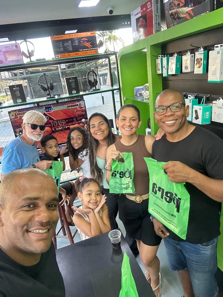 Clientes felizes na loja Pera Acessórios